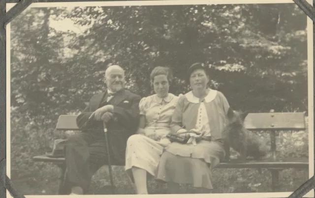 Erna Goldmann und ihr Großvater Michael Rapp im Urlaub