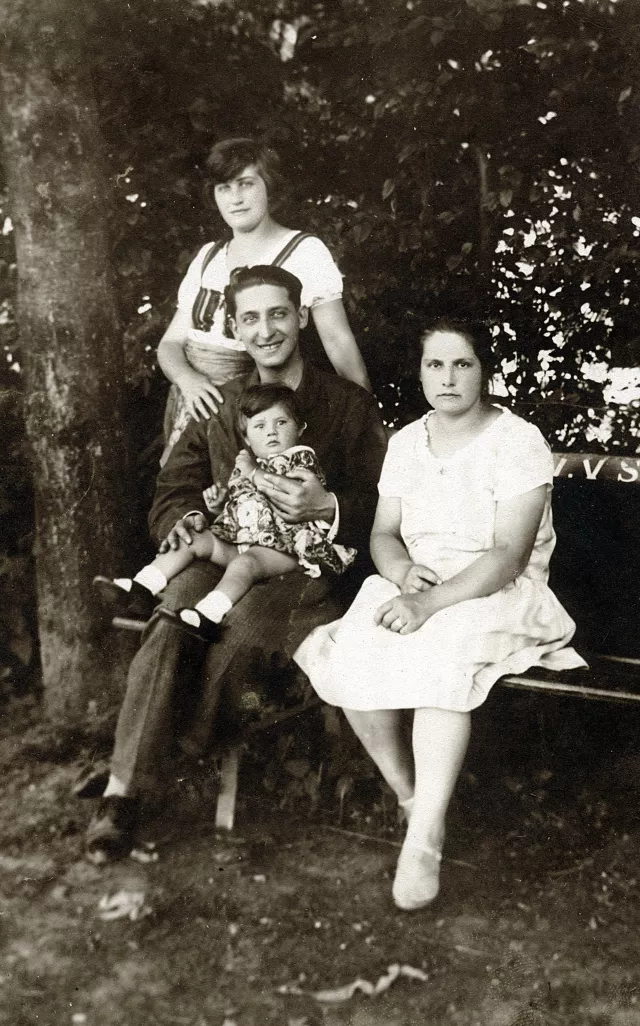 Erika Rosenkranz mit ihren Eltern Alfred und Hedwig Sara und einem Kindermädchen Erika Rosenkranz mit ihren Eltern Alfred und Hedwig Sara und einem Kindermädchen