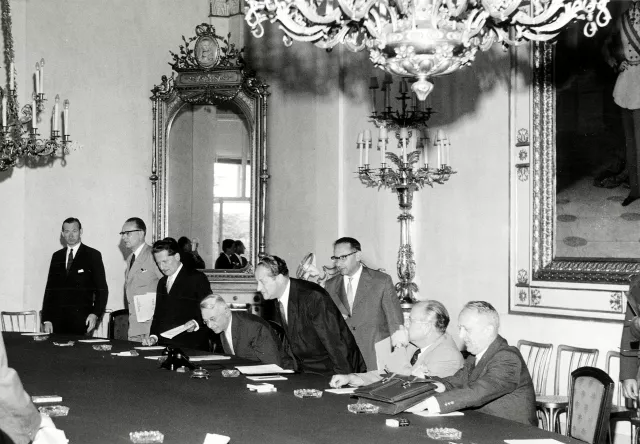 Dr. Erna Wodaks Ehemann Dr. Walter Wodak bei einer Sitzung mit Bruno Kreisky