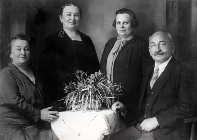 Regine Bendiner mit ihren Geschwistern