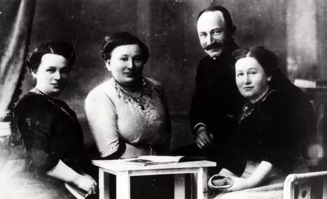 Regine Bendiner mit ihren Geschwistern