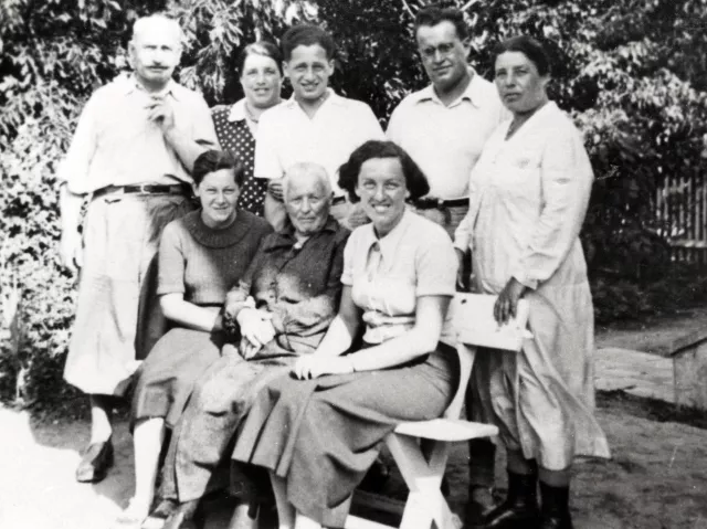 Samuel Singer , Grete Singer und Anni Dean bei der Familie ihres Onkels Samuel Singer in der Slowakei