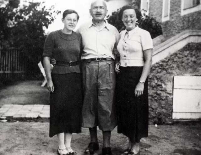 Anni Dean und Grete Singer bei ihrem Onkel Samuel Singer in Bardejov zu Besuch