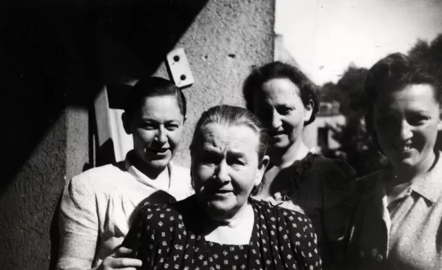 Philippine Fischer mit ihren Schwestern Grete Singer und Anni Dean und der Mutter Regine Bendiner