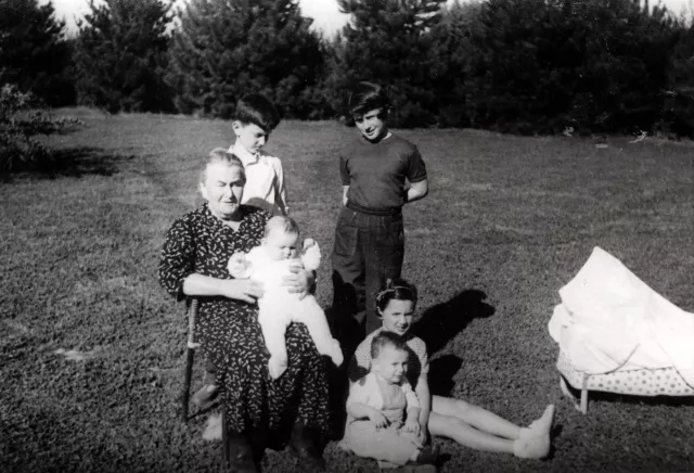 Regine Bendiner mit Enkelkindern in Argentinien