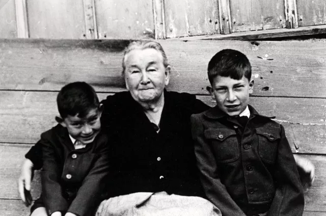 Regine Bendiner mit ihren Enkelkindern Mihal und Vladimir