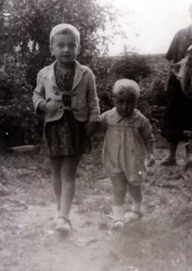 Franziska Smolka mit ihrer Schwester Susanne Schwarz [geb. Fischer] während der Evakuation in Ufa am Ural
