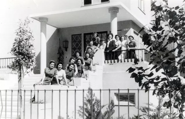 Gertrude Kritzer im Heim der 'Mizrachi', in Tel Aviv