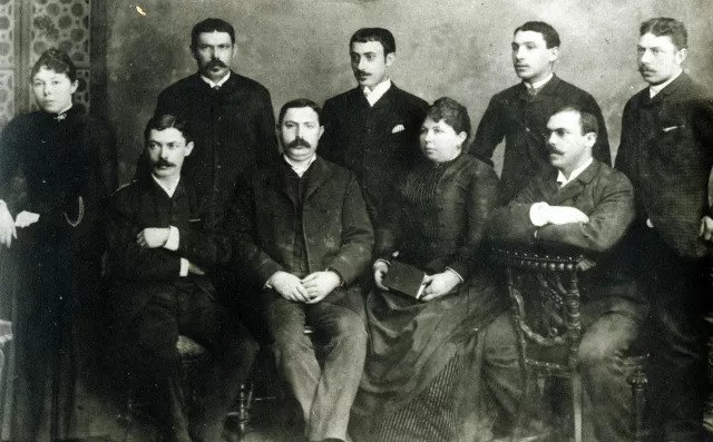 Johanna Samek mit ihren Geschwistern