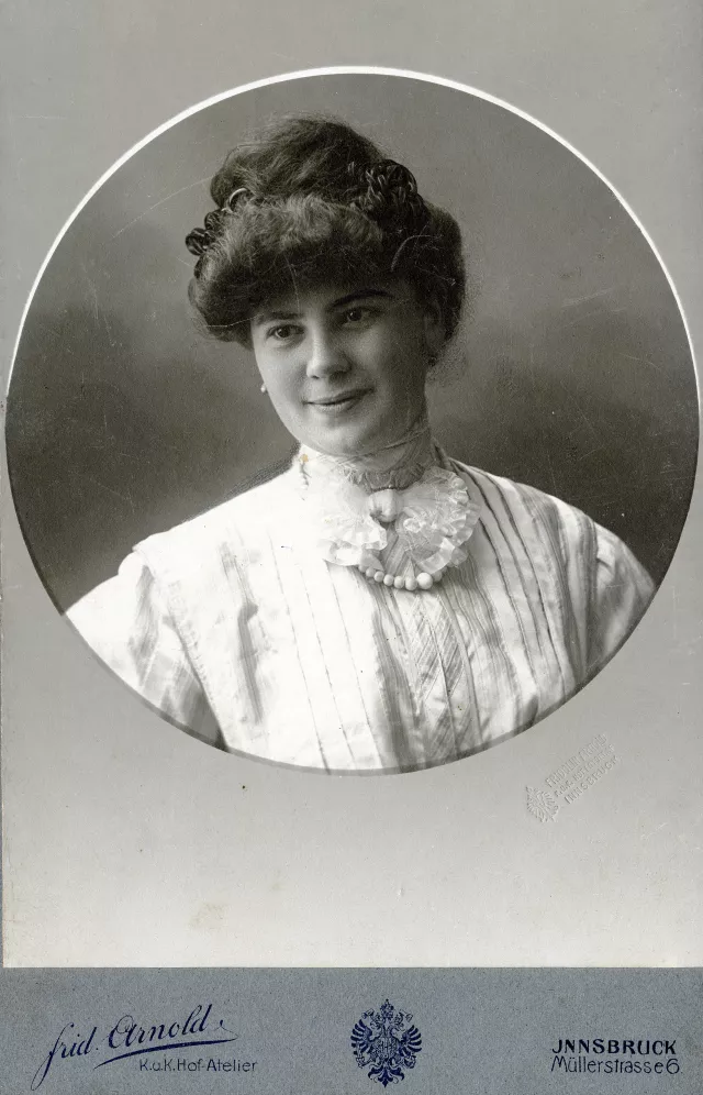 Leontine Samek als junge Frau Leontine Samek als junge Frau