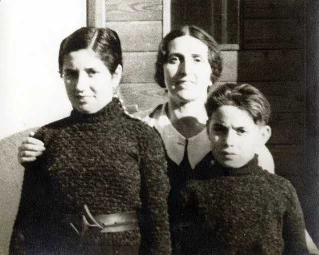 Hanny Hieger mit ihrer Mutter Josefine Spiegl und ihrem Bruder Fritz Spiegl