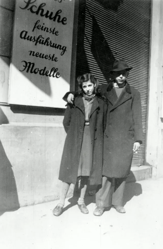 Anna Reiss mit einem jungen Mann in Wien