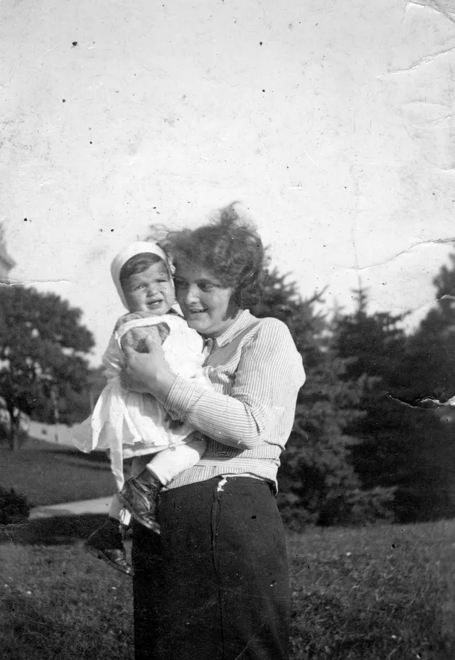 Ella Weizs mit Elisabeth, der jüngsten Tochter ihrer Schwester Frieda Reiss Ella Weizs mit Elisabeth, der jüngsten Tochter ihrer Schwester Frieda Reiss