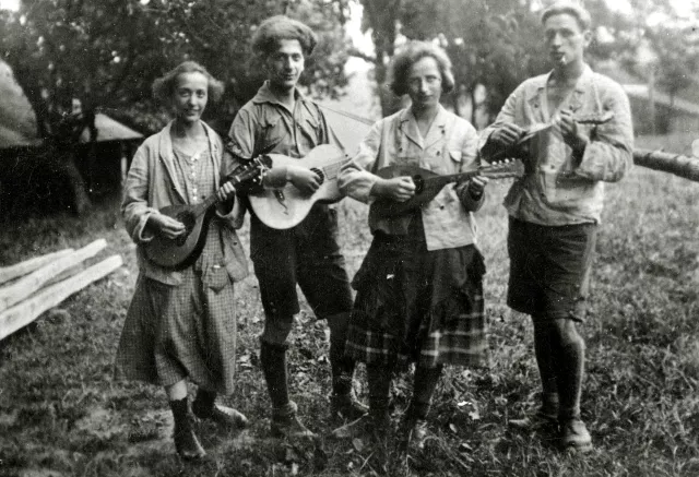 Hans Schwarz mit seiner späteren Frau Grete beim musizieren