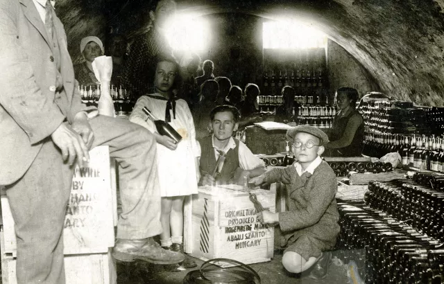 Imre Rosenberg und seine Schwester Eva im Geschäft des Vaters