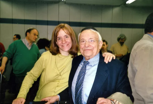 Imre Rosenberg mit seiner Enkeltochter in Tel Aviv