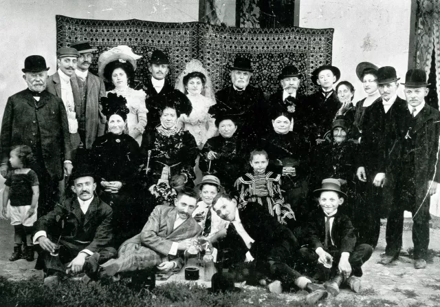 Großmutter Sara Rosenberg auf der Hochzeitsfeier ihrer Tochter Gisela