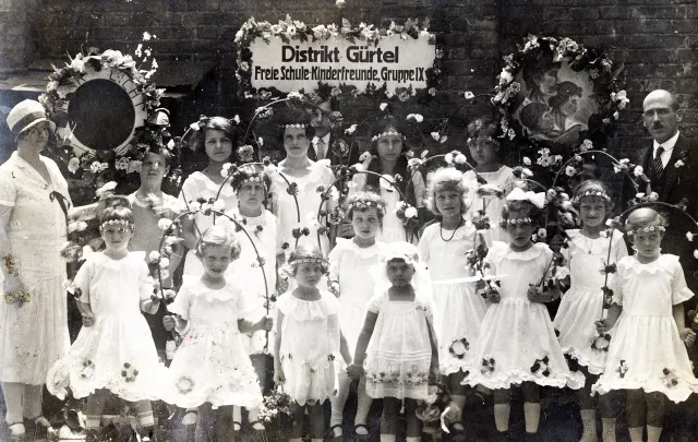 Johanna Tausig auf der 1. Maidemonstration in Wien Johanna Tausig auf der 1. Maidemonstration in Wien