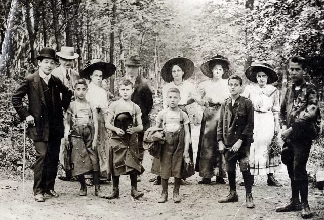 Rosa und  Emil Pick auf einem Ausflug mit dem Arbeiterbildungsverein im Wiener Wald Rosa und  Emil Pick auf einem Ausflug mit dem Arbeiterbildungsverein im Wiener Wald