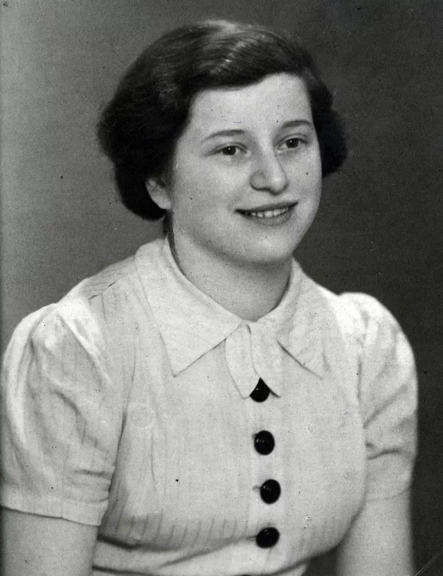 Johanna Tausig als Achtzehnjährige in London Johanna Tausig als Achtzehnjährige in London