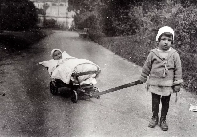 Grete Tucker [geb. Gang] und Hans Gang im Währinger Park
