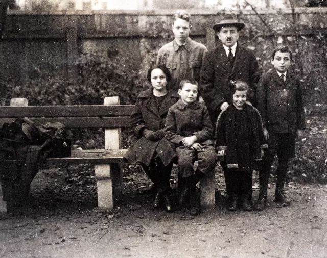 Helene Kulka [geb. Medak], Emil Pick und seine Kinder Walter und Johanna, Rudi und Emanuel Medak in Wien