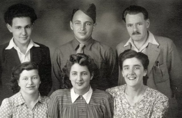 Johanna Tausig, Walter Pick, Otto Tausig, Rudi Medak mit Ehefrau und  Grete Gang in London Johanna Tausig, Walter Pick, Otto Tausig, Rudi Medak mit Ehefrau und  Grete Gang in London