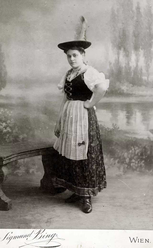 Rosa Pick als junge Frau im Dirndl Rosa Pick als junge Frau im Dirndl