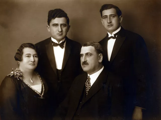 Karl Drill und Ernst Drill mit ihren Eltern Gisela und Sigmund Drill
in Laa/Thaya