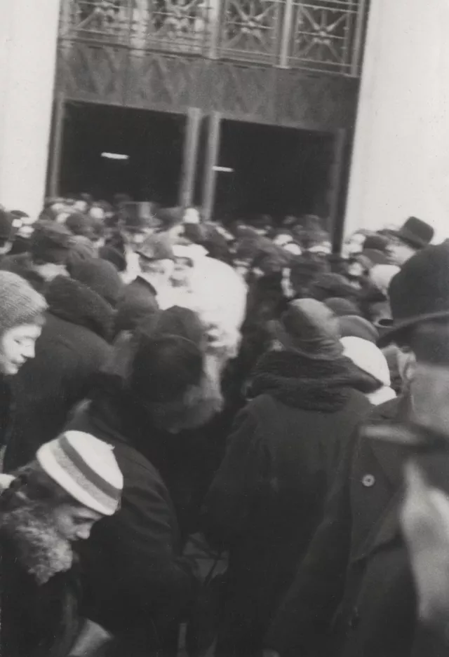 Hochzeitstag von Etel und Karl Drill vor der Synagoge