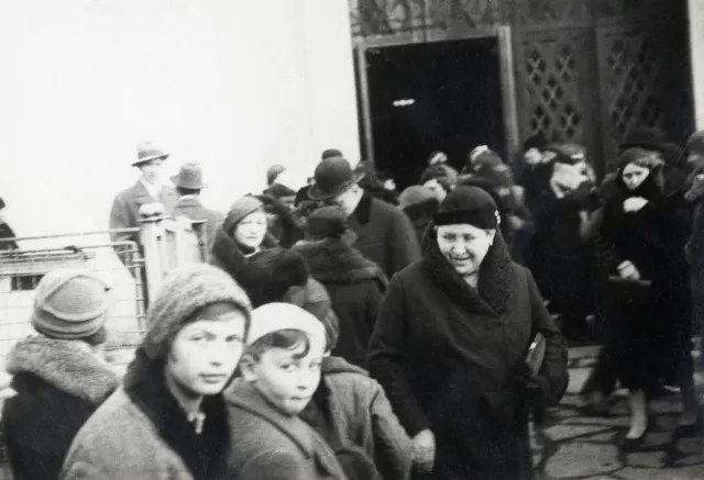 Hochzeitstag von Etel und Karl Drill vor der Synagoge