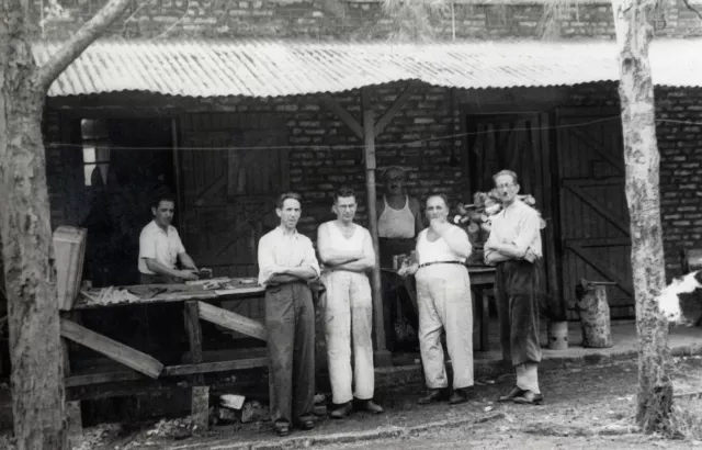 Alexander Wollmann vor der Tischlerei auf Mauritius