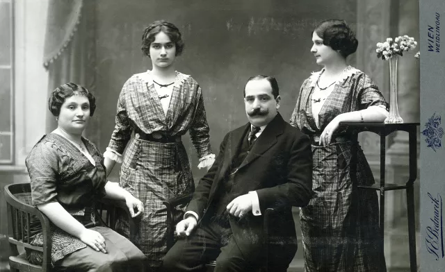 Hermann und Anna Drill mit ihren Töchtern Grete und Ida