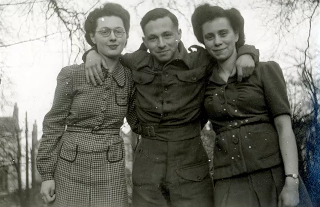 Kitty Suschny, ihr Bruder Harry Pistol und eine Freundin in England Kitty Suschny, ihr Bruder Harry Pistol und eine Freundin in England