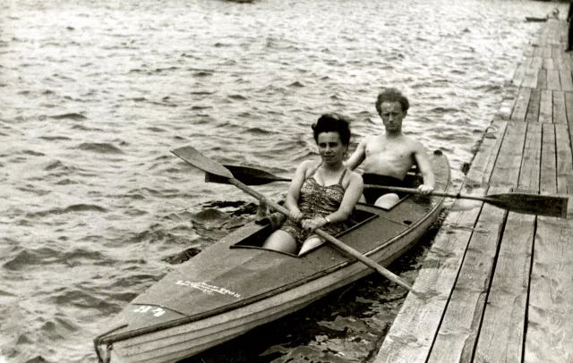 Kitty Suschny und ihr Mann Otto Suschny 1950 in Wien während eines Paddelausflugs Kitty Suschny und ihr Mann Otto Suschny 1950 in Wien während eines Paddelausflugs