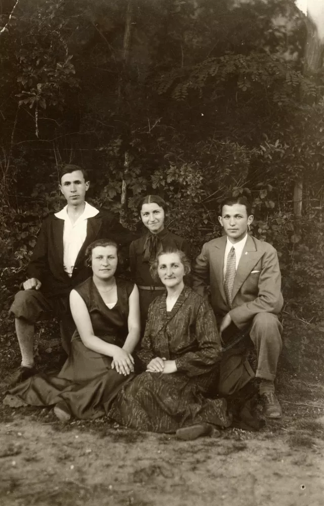 Leon Nachwalger, seine Mutter Mina, seine Schwestern Towa Orenstein und Chana Schächter und Cousin Chaim in Obertyn Leon Nachwalger, seine Mutter Mina, seine Schwestern Towa Orenstein und Chana Schächter und Cousin Chaim in Obertyn