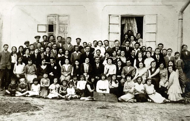 Leon Nachwalger mit der Jugendorganisation der 'Allgemeinen Zionisten' bei einem Treffen in Obertyn