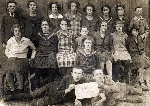 Chana Schächter mit einigen Mitgliedern der zionistischen Jugendorganisation Achwa