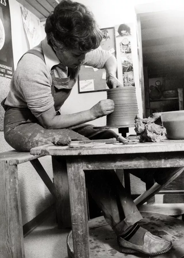 Marianne Wallisch beim Töpfern