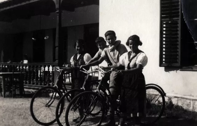 Max Uri mit Geschwistern auf Sommerfrische