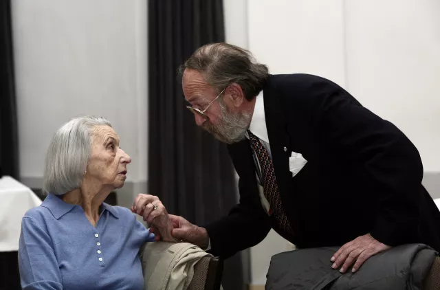 Manfred Wonsch bei einer Veranstaltung mit seiner Bekannten Susi Kohn im Gespräch
