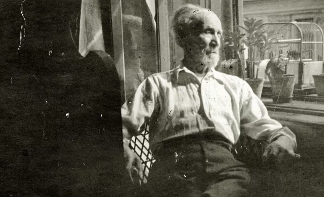 Simon Suschny in seiner Wohnung in Wien