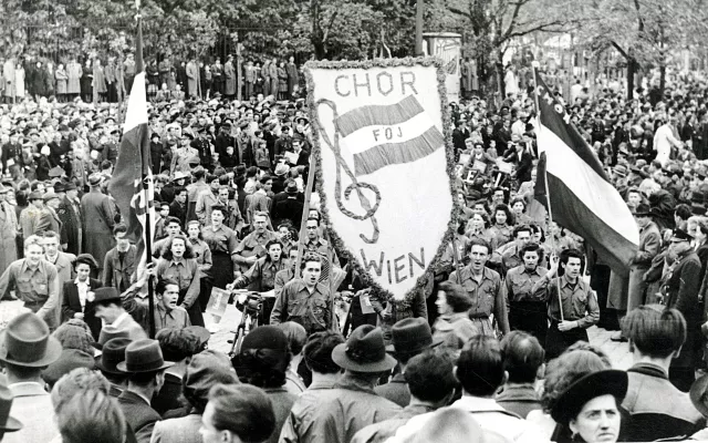 Paul Rona auf der 1. Maidemonstration in Wien, im Jahre 1948