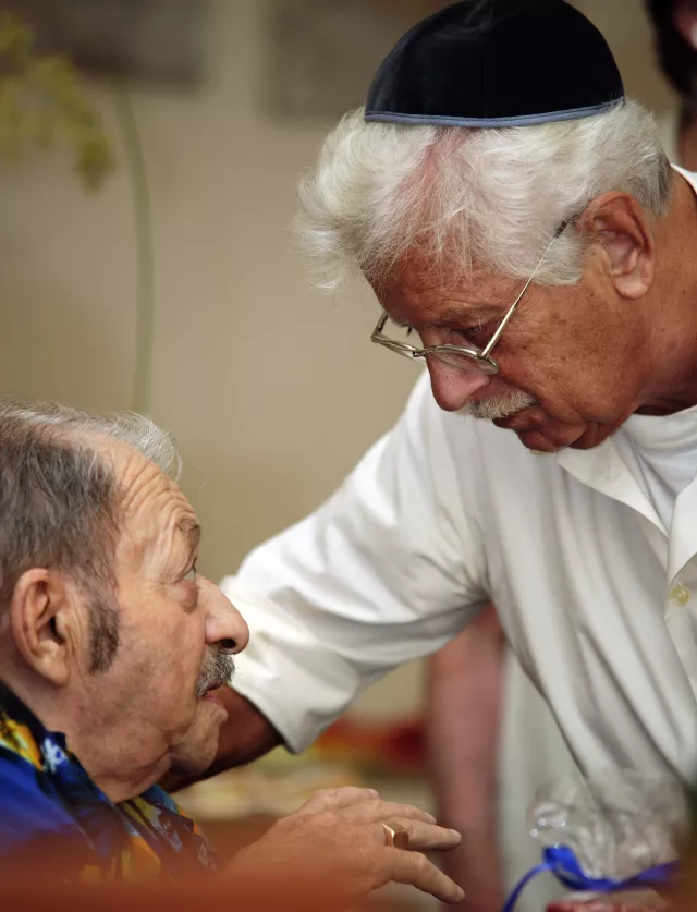 Richard Kohn auf einer Feier im Gespräch