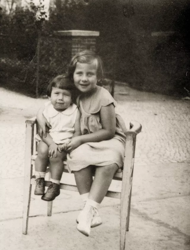 Bessy Aharoni and Lilly Drill in Berlin Bessy Aharoni and Lilly Drill in Berlin