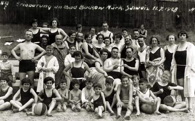 Rosa Rosenstein with her fiance Maximilian Weisz, her sister Betty Chaim and their Jewish friends in Bad Buckow