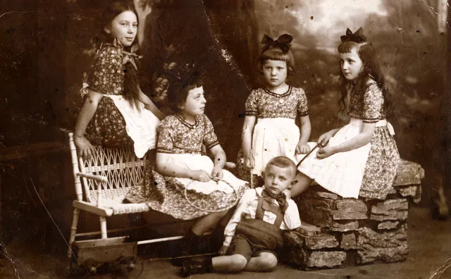 Rosa Rosenstein with her siblings Betty Chaim, Erna Goldstein, Cilly Brandstetter and Arthur Braw