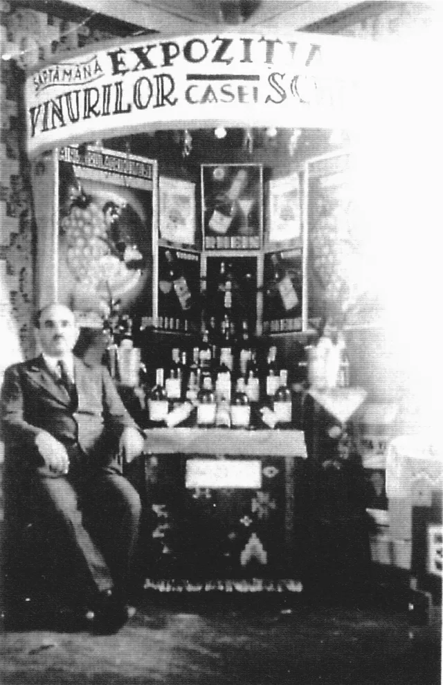 Abraham Schieber vor einer Weinausstellung im Hotel-Restaurant 'Palace' Abraham Schieber vor einer Weinausstellung im Hotel-Restaurant 'Palace'