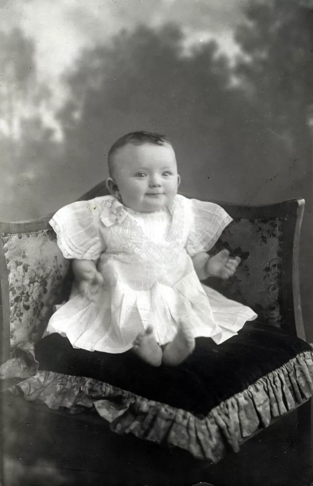 Stella Semenowsky als einjähriges Baby