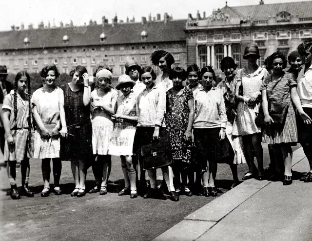 Stella Semenowsky während eines Ausflugs mit der Schule
